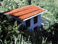 12 Bhutan  Chilis werden auf einem Hausdach getrocknet