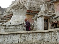 10 Ladakh  Pilger mit Gebetsmühle