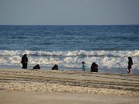 26 Oman  Salalah: Verhüllt am Strand
